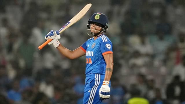 Gujarat hopes blown away by ferocious Delhi hitting