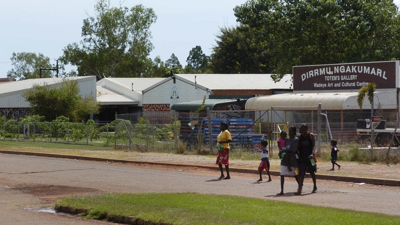 Relocations urged to stop clan fighting in outback town