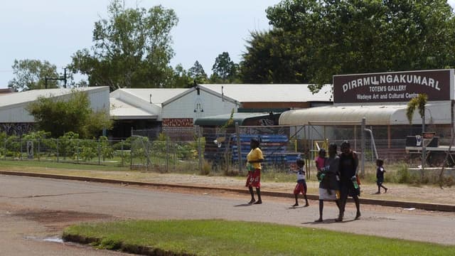 Relocations urged to stop clan fighting in outback town