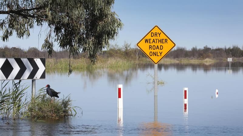 Outback town being evacuated as floodwaters approach