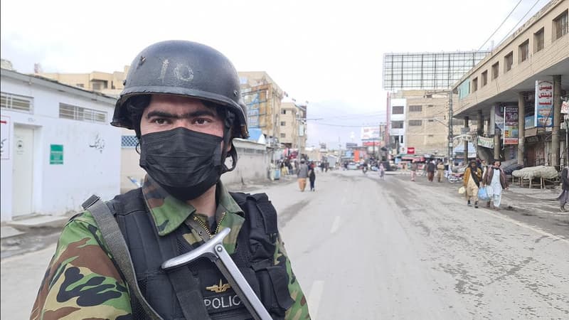 Pakistan sends choppers, drones to end desert stand-off