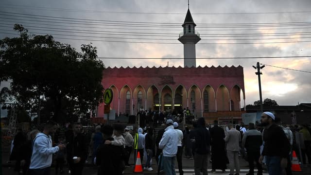 Graphic threat to burn mosque in second menacing letter