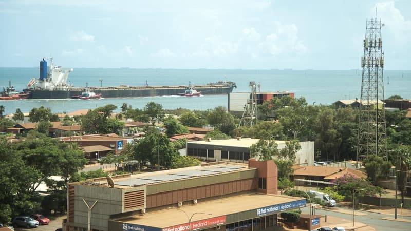 Take shelter warning as cyclone batters coastline