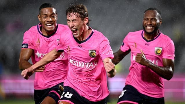 Ex-Mariner joins Wanderers to push for World Cup place