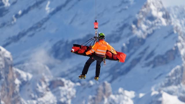 Ski superstar's Olympics ends with fractured leg