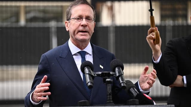 'Not alone': Israeli president comforts Bondi victims