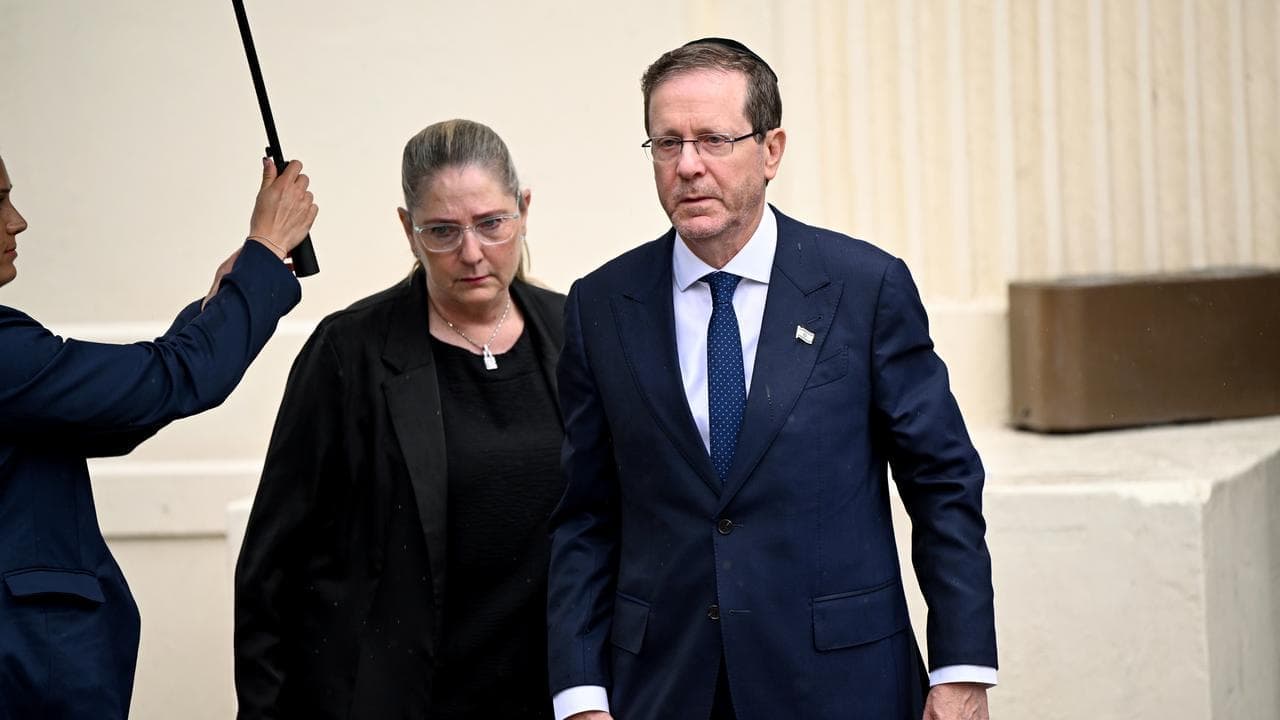 'Surfboards became trenches': Israeli head visits Bondi