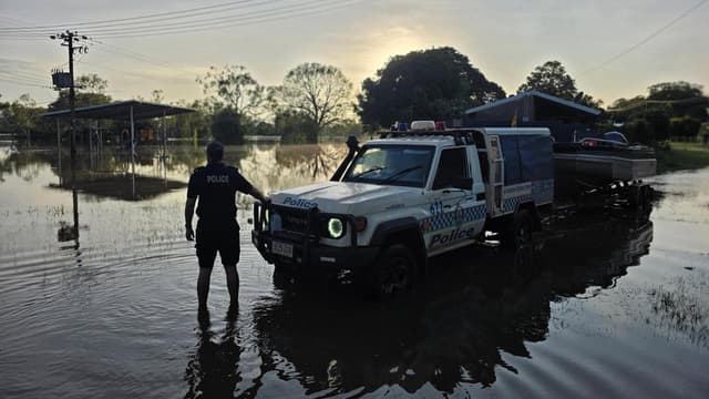 Outback town evacuees wait out slow floodwater rise