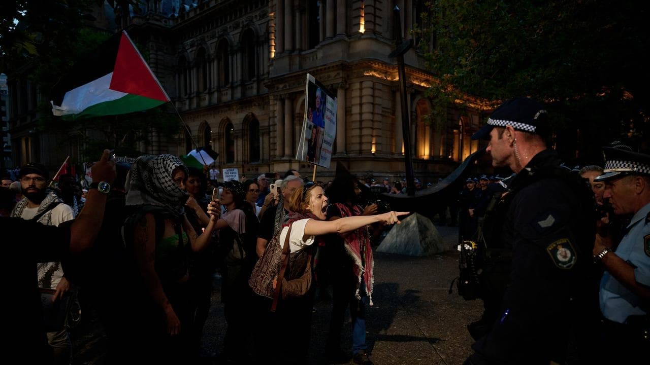 Premier defends police rally response despite violence