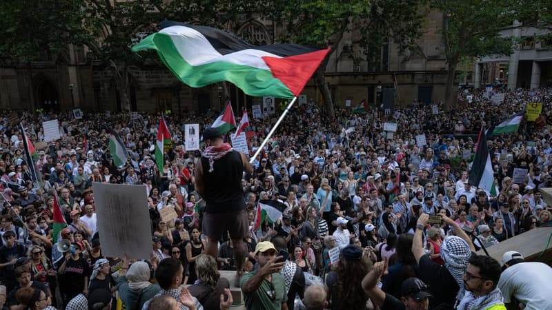 No, Muslims were not filmed praying in front of Bondi memorial