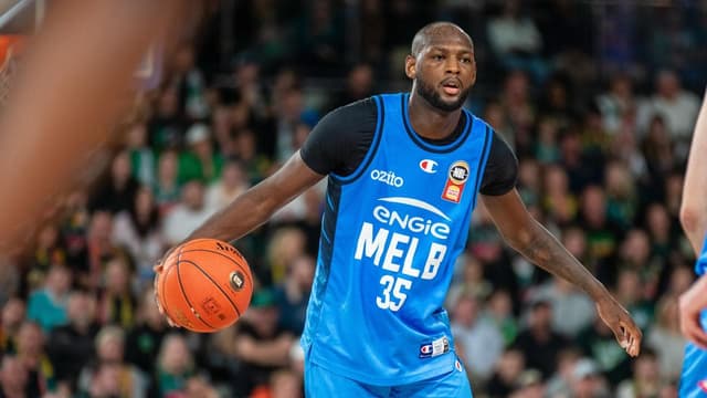 United splutter past Taipans to put heat on Perth