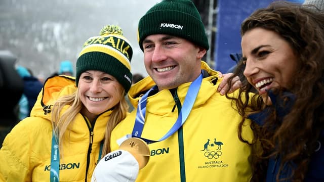 Fox presents medal from one Olympic champion to another