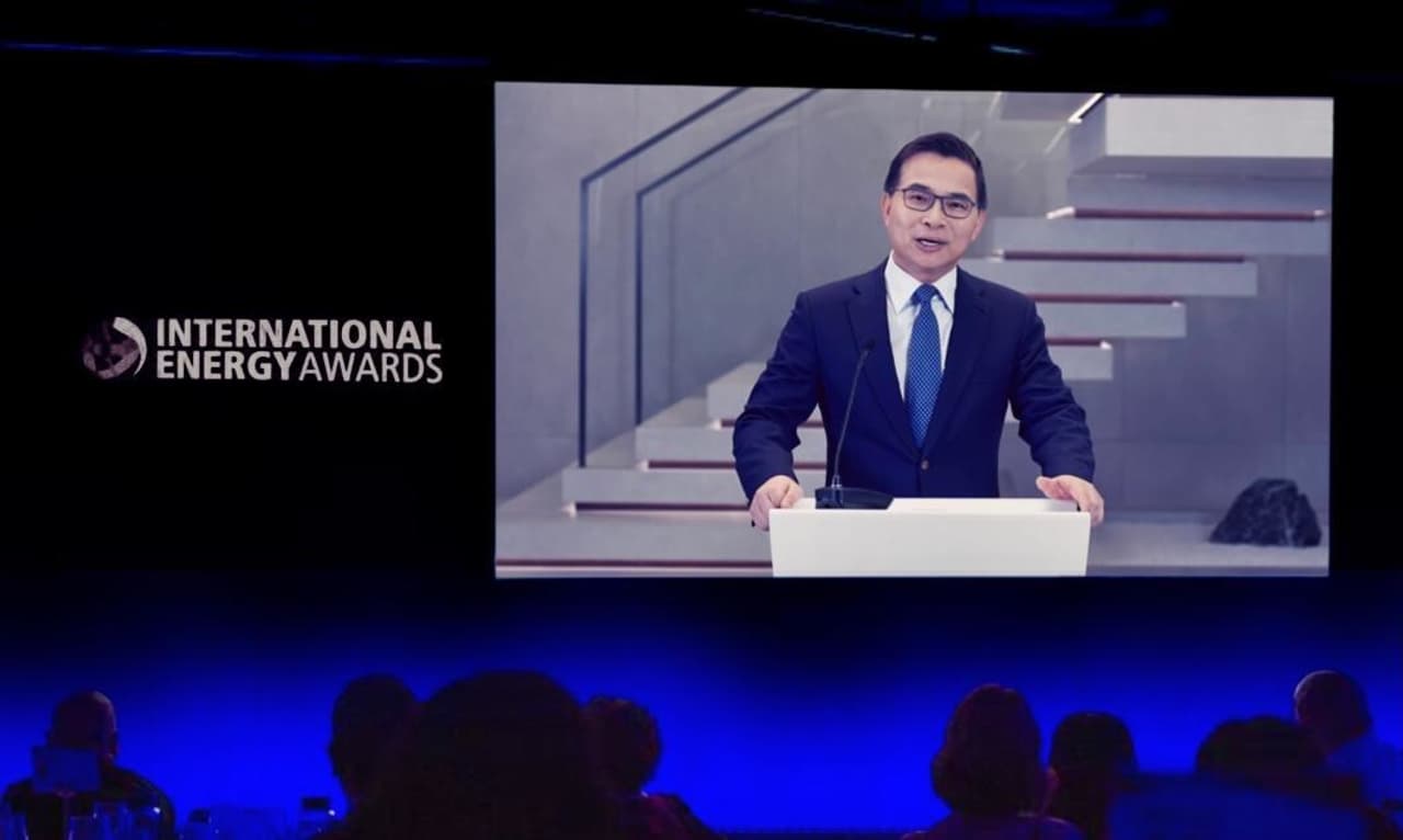 Lei Zhang Becomes First Private-Sector Leader to Receive Energy Institute President's Award