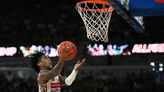 Davis leads Kings past Wildcats for 10th-straight win