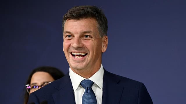 Liberal leader's unity call as allies rule front bench