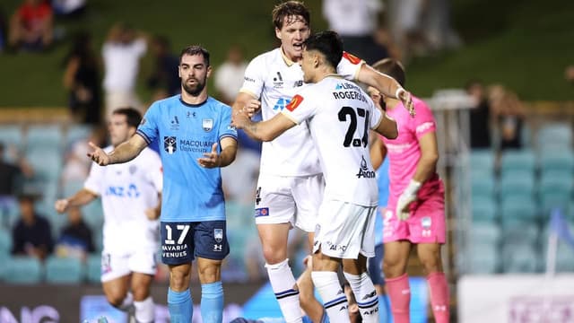 Late gaffe denies Sydney first ALM win over Auckland