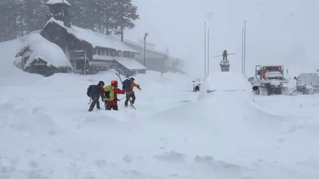 US rescuers battle winter storm to avalanche survivors