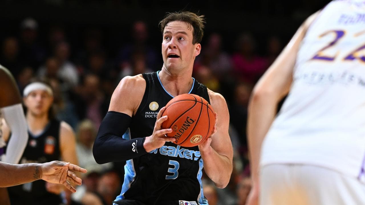 Breakers end NBL campaign by trouncing Taipans