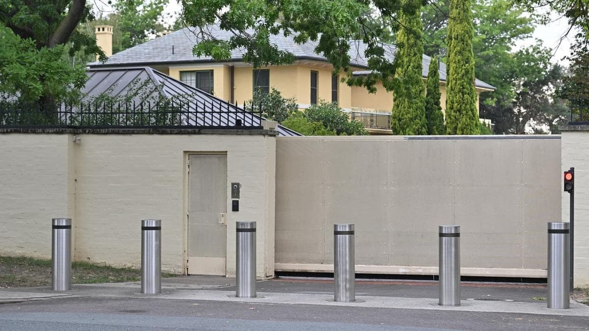 Threats to Chinese dance group linked to PM bomb scare