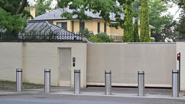 Threats to Chinese dance group linked to PM bomb scare