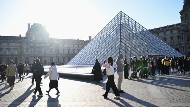 New boss for France's Louvre after brazen jewel heist