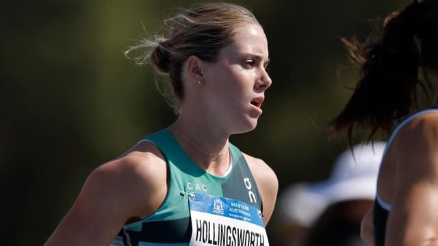 Hollingsworth steps up in style to win 3000m crown