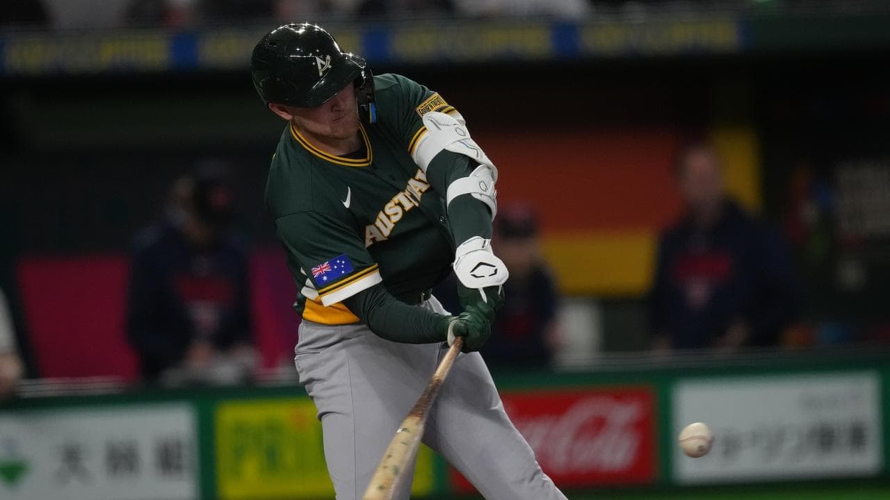 Aussies bounce Czechs, stay perfect at Baseball Classic