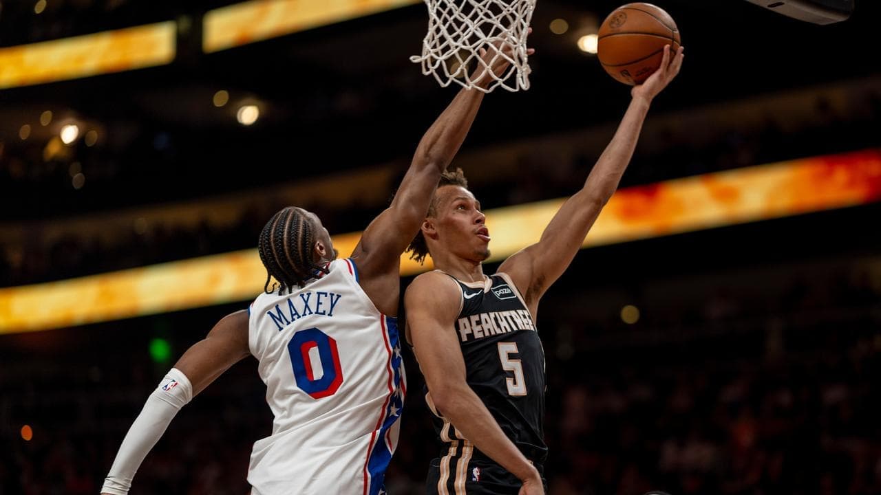 In-form Boomers duo help hot Hawks sink 76ers