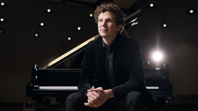 Pianist to tour Australia amid legal row with orchestra