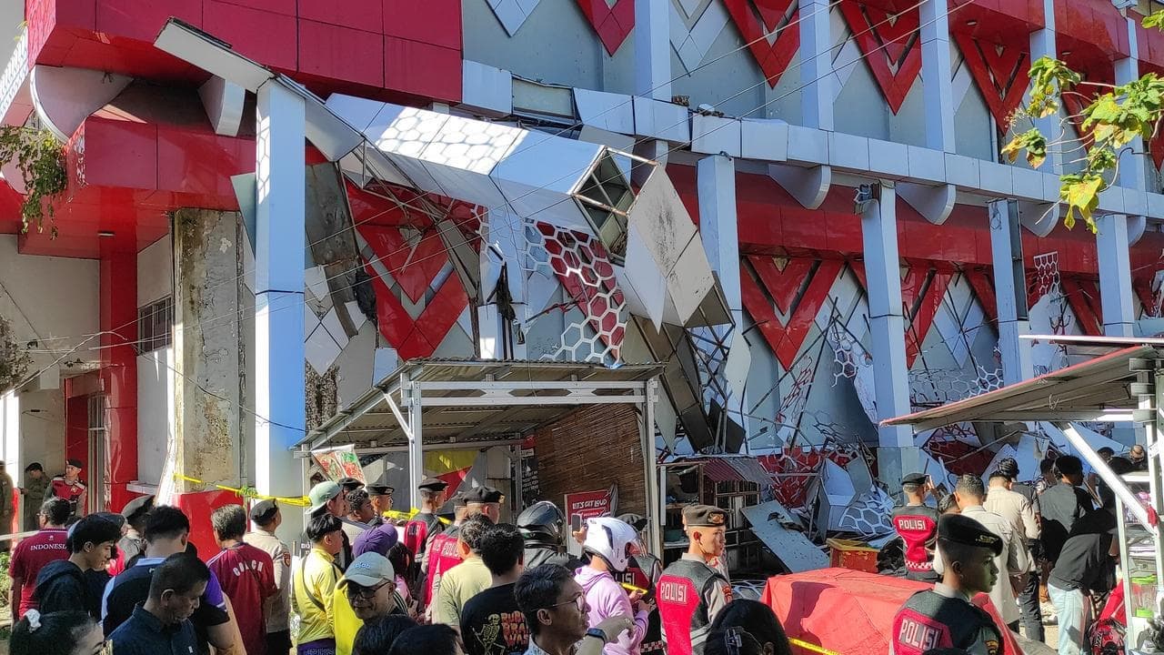 Deadly quake off Indonesia triggers small tsunami