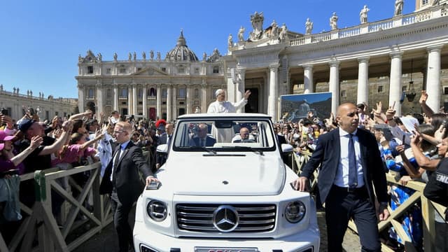 Pope Leo urges peace in first Easter mass