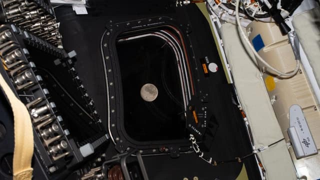 Artemis crew races to set distance record from earth