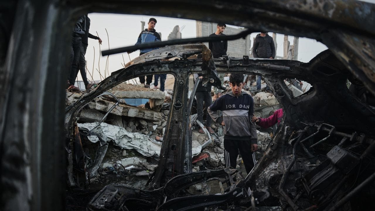 Israeli strike 'kills 10' near a Gaza Strip school