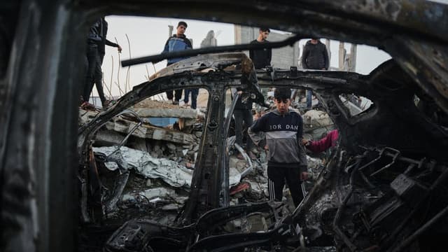 Israeli strike 'kills 10' near a Gaza Strip school