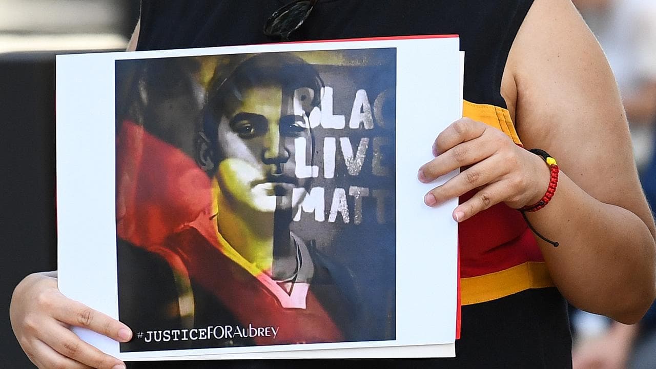 'Drop the knife': conflicting accounts of cop shooting