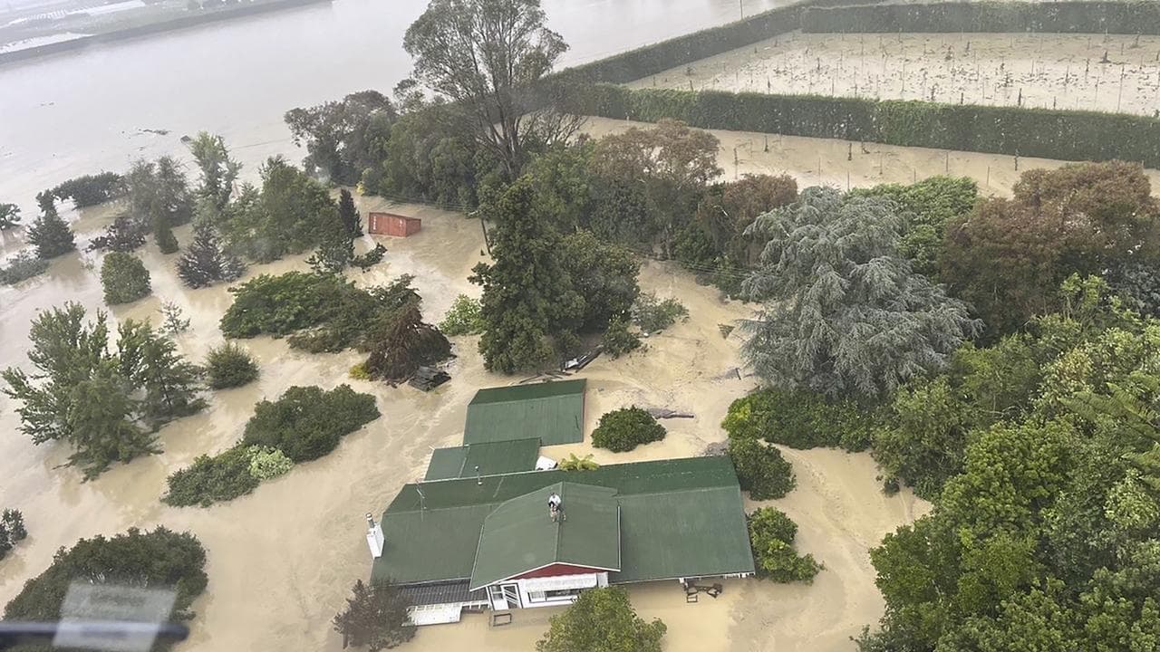 Cyclone Vaianu lashes New Zealand's North Island