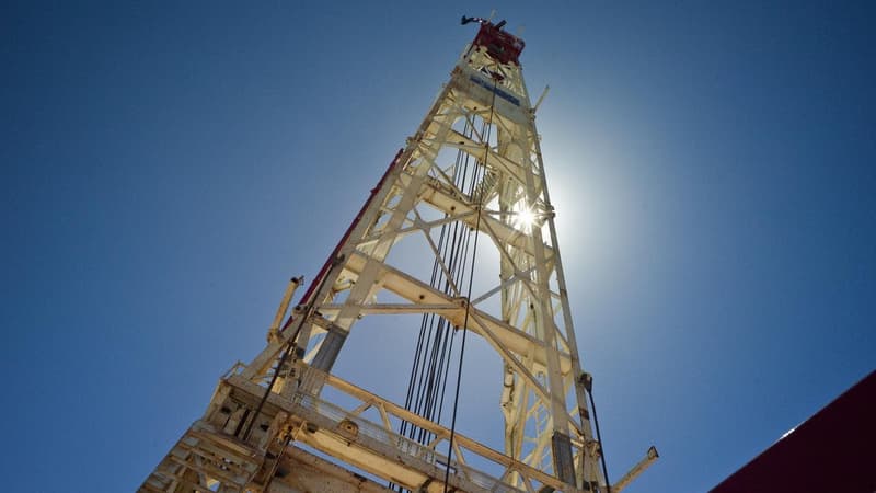 Inquiry launched as governments spar over oil project