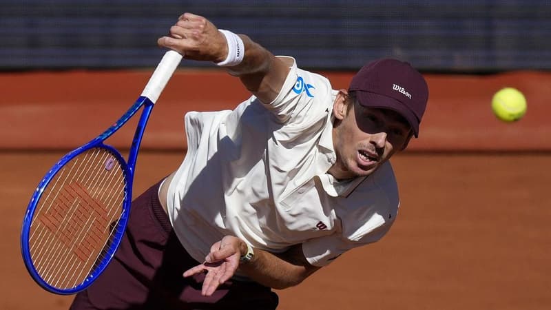 De Minaur sees off Ofner to progress in Barcelona
