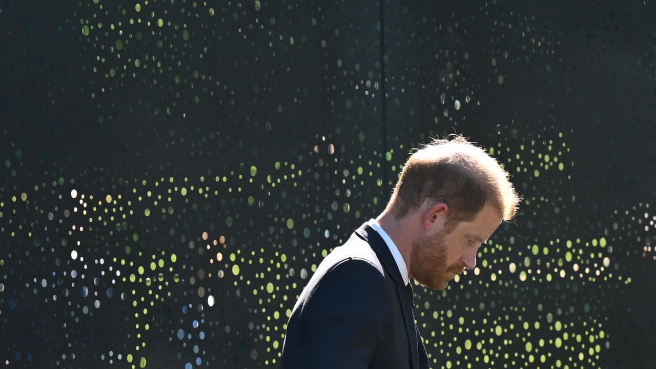 Harry honours Indigenous veterans during solo tour day