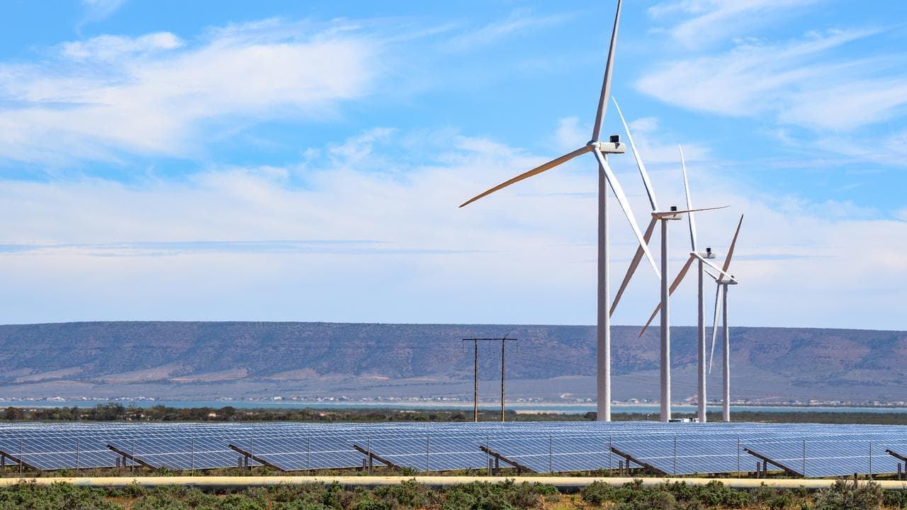 Budget tightrope to cut oil dependence, ease inflation