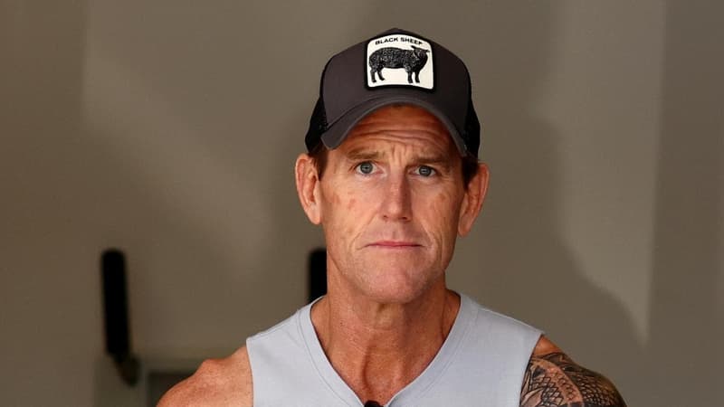 Roberts-Smith visits police after breaking silence