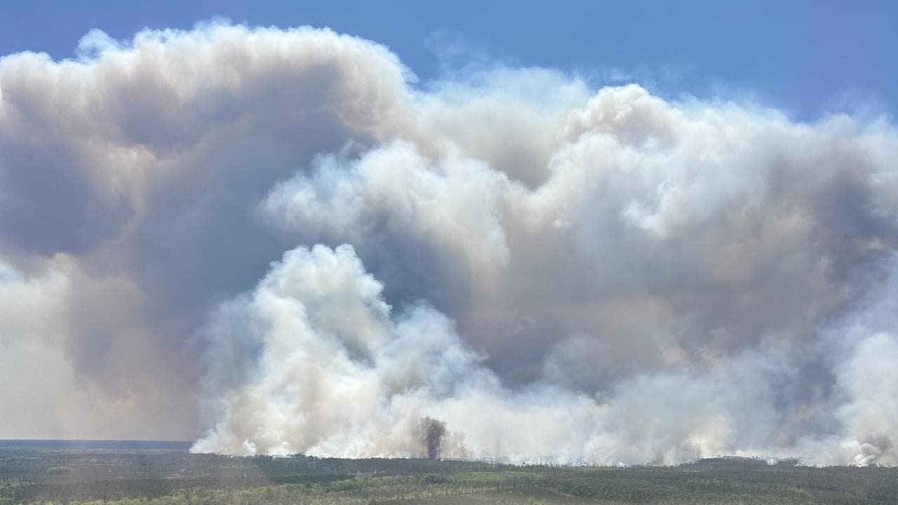 Firefighter dies, 120 homes destroyed in US wildfires