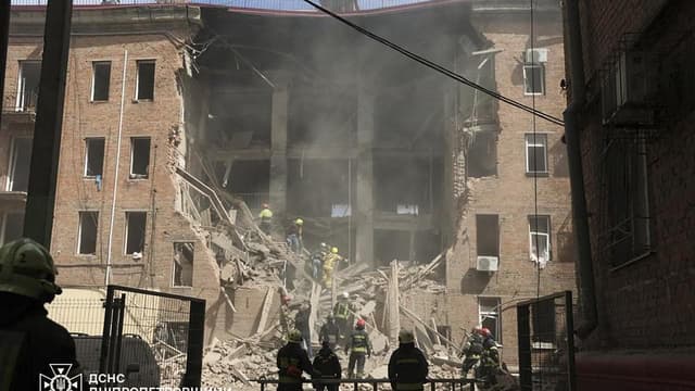 Russian forces pound Ukraine's Dnipro, killing 10