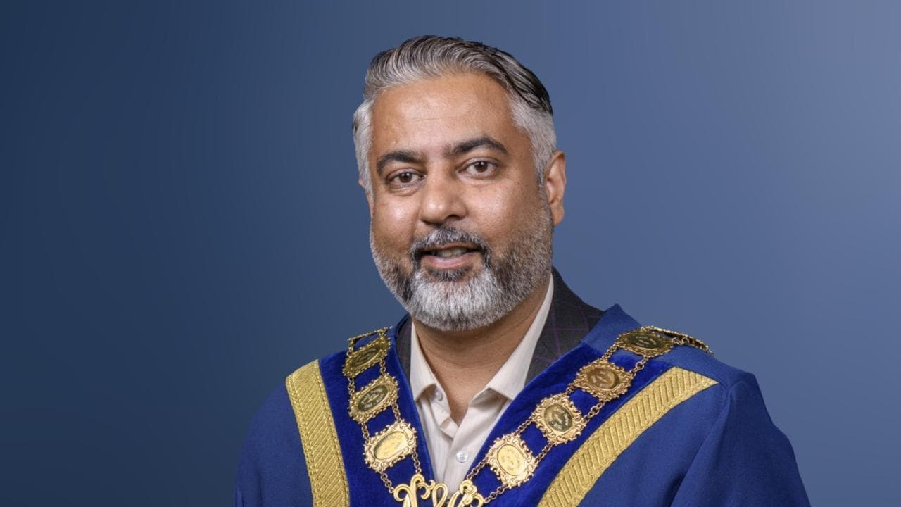 Calls for mayor to resign over sex offender reference