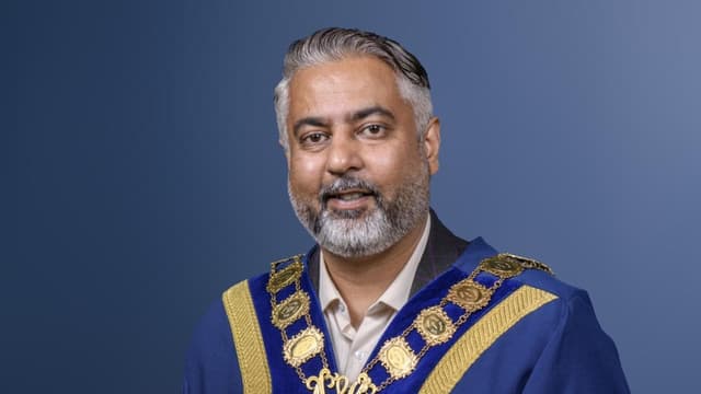 Calls for mayor to resign over sex offender reference