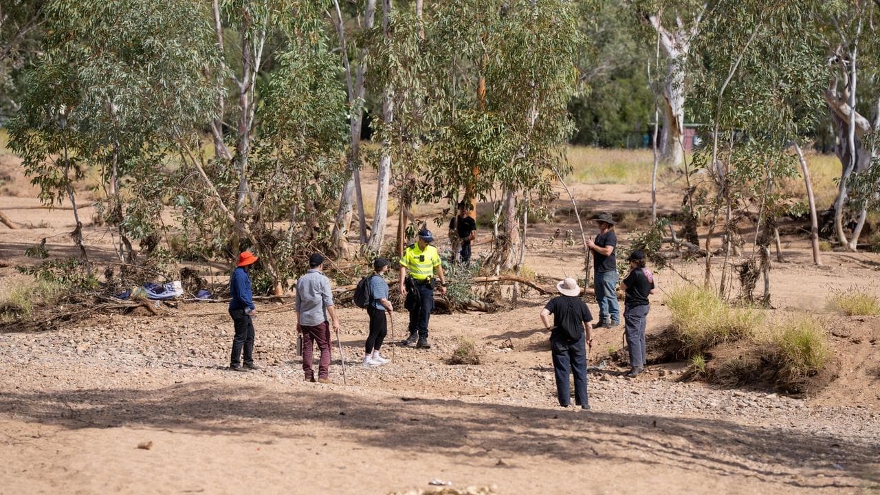 Police urge those in the know to dob in child abductor