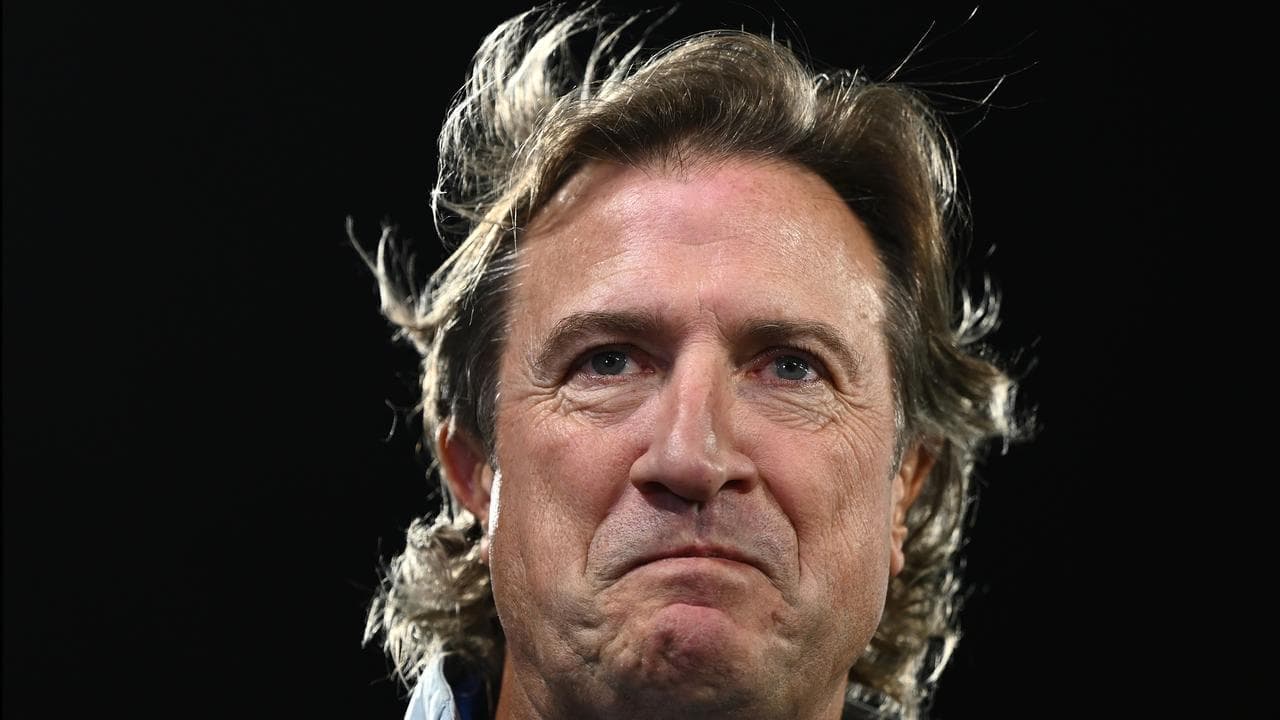 Bulldogs coach Beveridge expands on slamming AFL