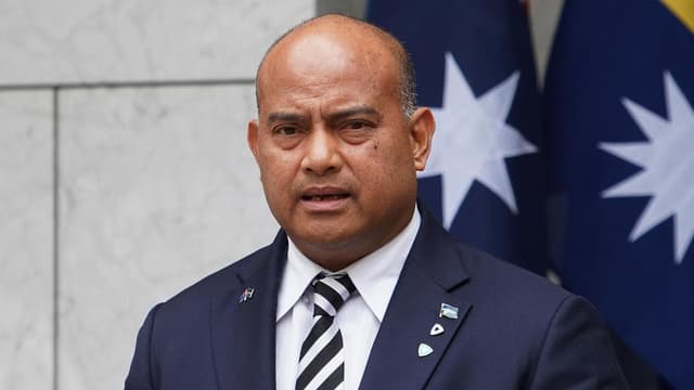 Federal officials grilled over Nauru detention contract