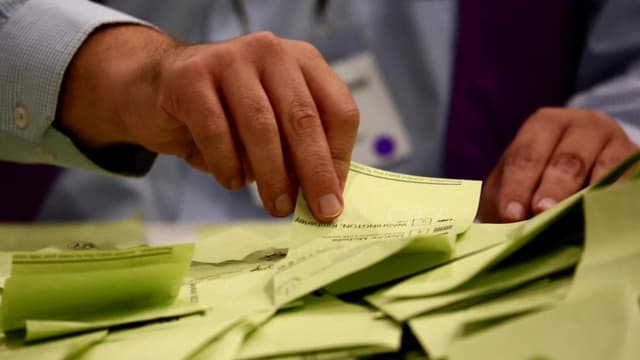 Greens preference decision will backfire, pollster says