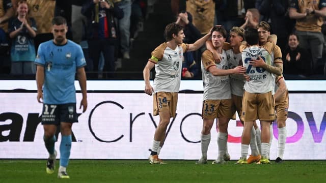 Late drama as Sydney, Jets fight out semi-final draw